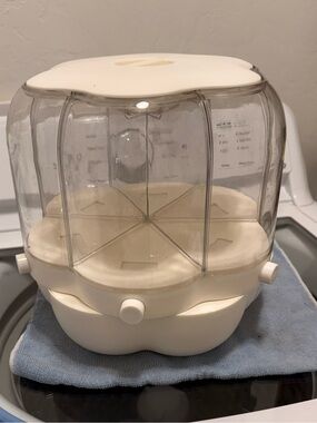 Plastic dry food dispenser